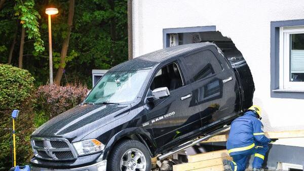Skurriler Unfall: Ein 60-J&auml;hriger katapultiert seinen Wagen in eine K&uuml;che