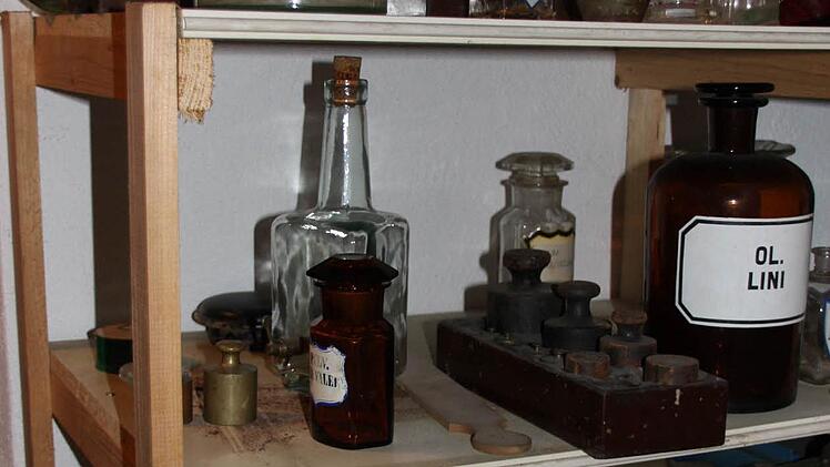 Die historischen medizinischen Geräte lagern derzeit im Keller. Foto: Katja Kölbl