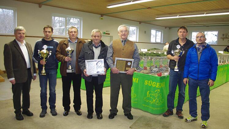 Der Regionalverband 758 Oberfranken Nordost zeichnete seine Meister des Reisejahrs 2013 aus. Das Bild zeigt (von links) Regionalverbandsvorsitzender Ulrich Schrickel, Jörg Buhl, Joachim Volk, Karl-Heinz Dehler, Egid Kuhnlein, Thomas Eckstein sowie Jens Wagner.