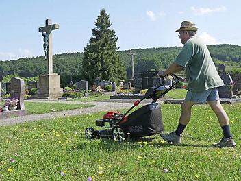 Der Unterhalt von Friedhöfen ist keine billige Angelegenheit. Während in Lahm (Bild) die Kirchengemeinde als Betreiber für ein ordentliches Aussehen sorgt, kümmert sich die Gemeinde Itzgrund um die Friedhöfe in Kaltenbrunn, Gleußen und Herreth. Dort soll nun eine "Friedhofs-Unterhaltungsgebühr" eingeführt werden. Foto: Berthold Köhler