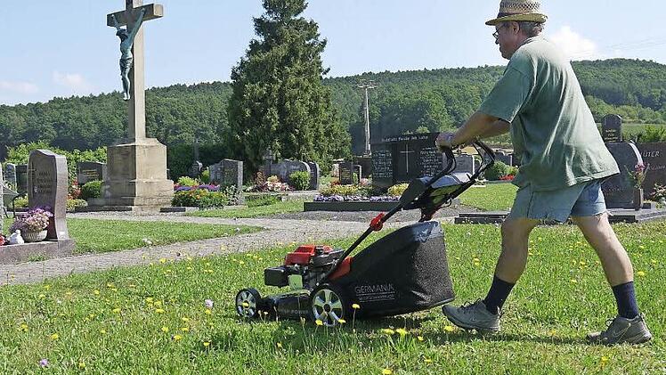 Der Unterhalt von Friedhöfen ist keine billige Angelegenheit. Während in Lahm (Bild) die Kirchengemeinde als Betreiber für ein ordentliches Aussehen sorgt, kümmert sich die Gemeinde Itzgrund um die Friedhöfe in Kaltenbrunn, Gleußen und Herreth. Dort soll nun eine "Friedhofs-Unterhaltungsgebühr" eingeführt werden. Foto: Berthold Köhler