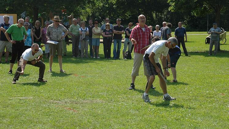 Nicht so einfach: Beim Gatschke-Spielen mit dem Stecken das Hölzle zu treffen. Im Bild das Turnier 2012. Foto: Daniel Wiener