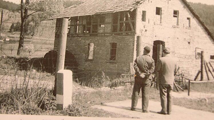 Schauberger beobachten den Abbruch von Häusern, die sich direkt an der Grenze auf DDR-Gebiet befinden.  Foto: Archiv Heinlein