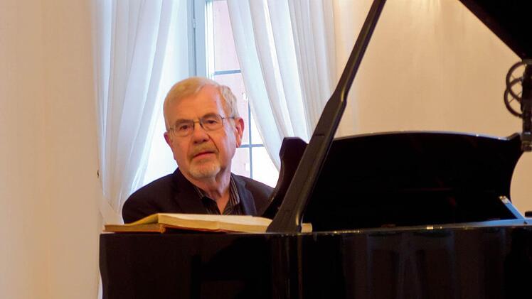 Wolfgang Müller-Steinbach spielte und erläuterte Draesekes Musik im "Haus des Gastes" in Bad Rodach.Foto: Jochen Berger