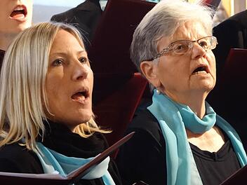 Jung und Alt singen gemeinsam zum Lobe Gottes: Der Frauenchor der Liedertafel Rentweinsdorf ist am Sonntag in der Eberner Stadtpfarrkirche aufgetreten.