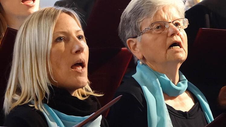 Jung und Alt singen gemeinsam zum Lobe Gottes: Der Frauenchor der Liedertafel Rentweinsdorf ist am Sonntag in der Eberner Stadtpfarrkirche aufgetreten.