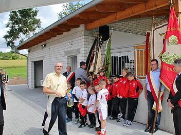 Den kirchliche Segen für die Halle spendet Diakon Christoph Glaser.  Foto: Werner Vogel