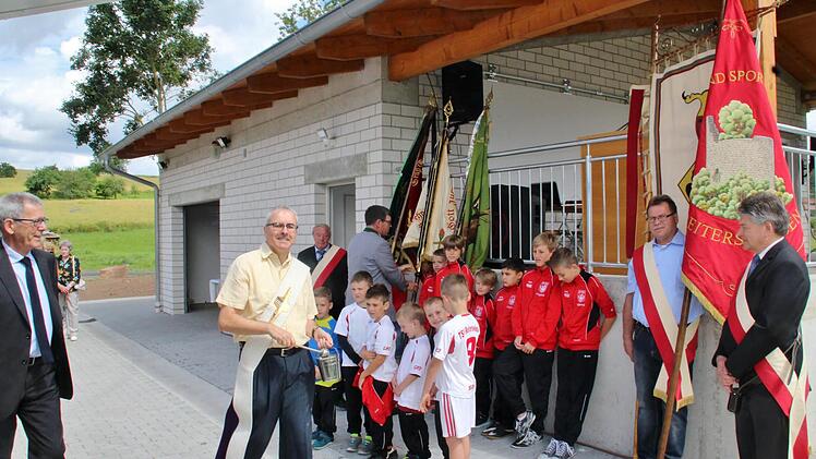 Den kirchliche Segen für die Halle spendet Diakon Christoph Glaser.  Foto: Werner Vogel