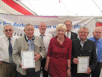 Der VdK-Kreisverband Coburg ehrte bei seinem Seniorennachmittag drei langjährige Mitglieder für ihren ehrenamtlichen Einsatz. Unser Bild zeigt von links: den stellvertretenden VdK-Kreisvorsitzenden Horst Nikol, Franz Vollkommer, den stellvertretenden VdK-Kreisvorsitzenden Klaus Blumberg, Angelika Beilein, den oberfränkischen VdK-Bezirksgeschäftsführer Roland Sack, Herbert Schreiner und den stellvertretenden VdK-Kreisvorsitzenden Hans-Jürgen Hofmann. Foto: Martin Koch