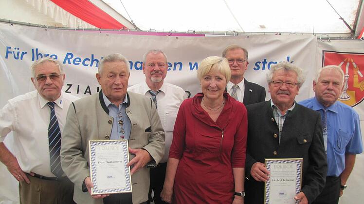 Der VdK-Kreisverband Coburg ehrte bei seinem Seniorennachmittag drei langjährige Mitglieder für ihren ehrenamtlichen Einsatz. Unser Bild zeigt von links: den stellvertretenden VdK-Kreisvorsitzenden Horst Nikol, Franz Vollkommer, den stellvertretenden VdK-Kreisvorsitzenden Klaus Blumberg, Angelika Beilein, den oberfränkischen VdK-Bezirksgeschäftsführer Roland Sack, Herbert Schreiner und den stellvertretenden VdK-Kreisvorsitzenden Hans-Jürgen Hofmann. Foto: Martin Koch
