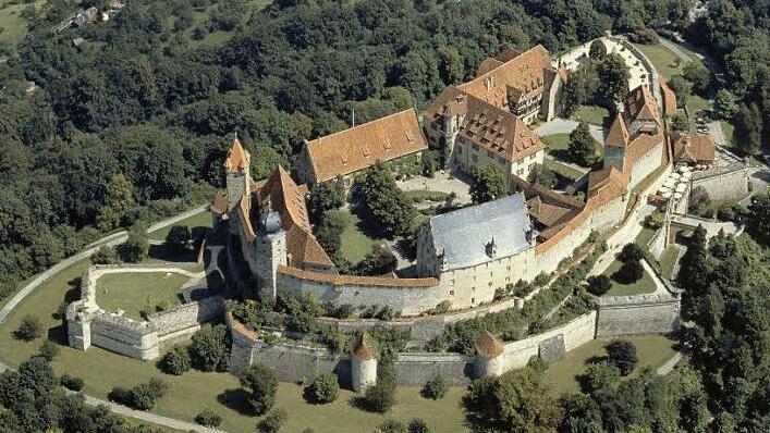 Die Veste Coburg aus der Luft: Sie ist zweifellos eine der touristischen Attraktionen der Region. 2017 wird sie ein Spielort der Bayrischen Landesausstellung "Ritter, Bauern, Lutheraner" sein. Foto: HdBG