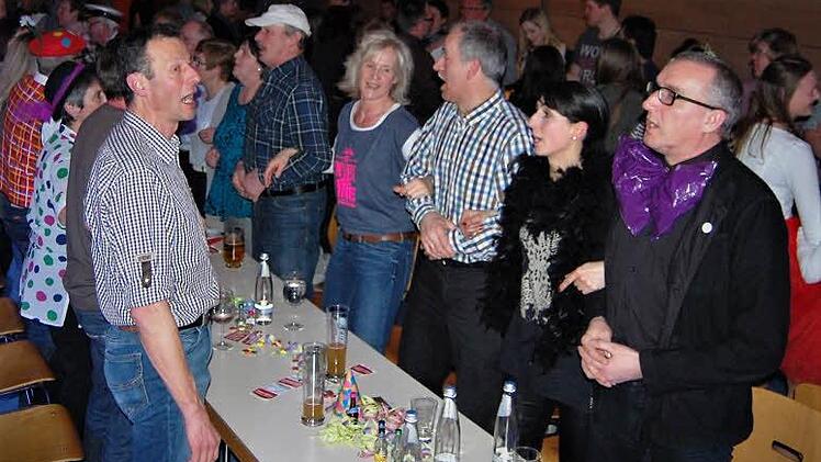 Bad Bocklets zweiter Bürgermeister Andreas Sandwall (rechts mit Ehefrau) und dritter Bürgermeister Holger Tillmann (links) schunkelten in vorderster Reihe. Foto: Sigismund von Dobschütz