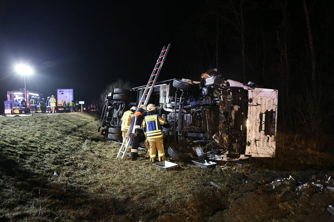 Ein Sportwagen ist auf der A3 kurz vor der Ausfahrt Nürnberg-Nord gegen einen Lkw geschleudert. Der Fahrer stirbt, ein Lkw-Fahrer wird verletzt.