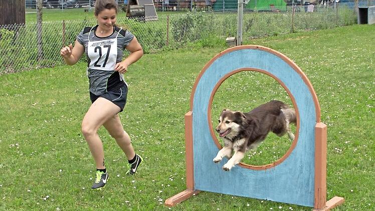 Sabrina Muth von den Hundefreunden Eltmann bestritt mit ihrer Hündin Cara das Hundesportturnier des Vereins für Hundesport Wonfurt mit großem Erfolg. Fotos: Ulrike Langer
