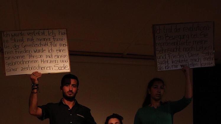 Sehr persönlich spielten vier syrische Flüchtlinge unter der Regie eines Schauspielers vom Meininger Theater ihre Fluchtgeschichte in der Galerie Form und Farbe in Bad Brückenau. Foto: Ulrike Müller