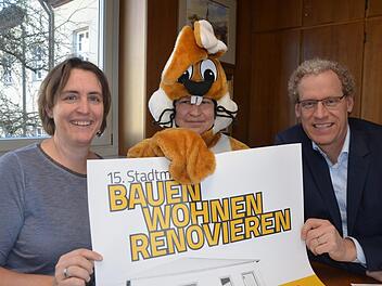 Mit Osterhase: Andrea Pöltl (Stadtmarketing), Bea Wirth (Freizeitheim) und Bürgermeister German Hacker werben für die 15. Herzogenauracher Stadtmesse.  Foto: Bernhard Panzer