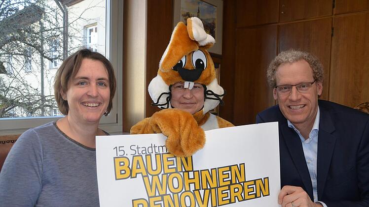 Mit Osterhase: Andrea Pöltl (Stadtmarketing), Bea Wirth (Freizeitheim) und Bürgermeister German Hacker werben für die 15. Herzogenauracher Stadtmesse.  Foto: Bernhard Panzer