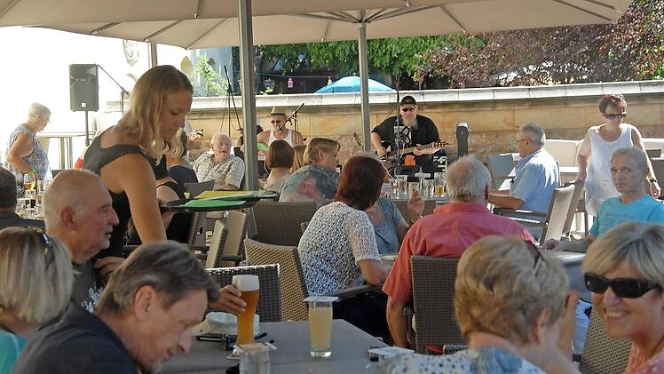 Frühschoppen auf der Ratskeller-Terrasse: Die CSU würde sich wünschen, dass das Lokal während des Rathaus-Neubaus geöffnet bleibt.  Foto: Bernhard Panzer