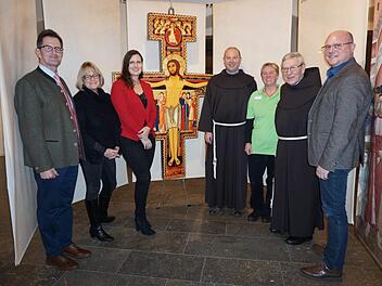 Zehn Jahre Bruder-Franz-Haus wird mit einer Sonderausstellung und viel lobenden Worten für die Einrichtung gefeiert. Das Bild zeigt von links: den stellvertretenden Landrat Peter Suckfüll,   Astrid Hedrich-Scherpf,  Jennifer Rother, Pater Stanislaus Wentowski, Carmen Zinßler-Maul, Pater Martin Domogalla und Bürgermeister Georg Seiffert.  Foto: Marion Eckert