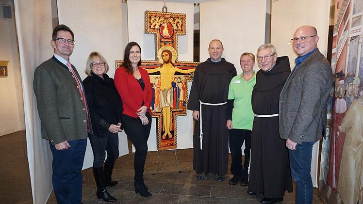 Zehn Jahre Bruder-Franz-Haus wird mit einer Sonderausstellung und viel lobenden Worten für die Einrichtung gefeiert. Das Bild zeigt von links: den stellvertretenden Landrat Peter Suckfüll,   Astrid Hedrich-Scherpf,  Jennifer Rother, Pater Stanislaus Wentowski, Carmen Zinßler-Maul, Pater Martin Domogalla und Bürgermeister Georg Seiffert.  Foto: Marion Eckert