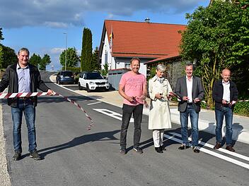 Henrik Mayer, Jürgen Theiler, Regine Bleckmann, Hans-Jürgen Nekolla und Fritz Müller geben die Straße frei. Foto: Petra Malbrich