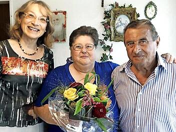 Herzogenaurachs Zweite Bürgermeisterin Renate Schroff (l.) gratulierte Ana und Pietro Elenore zur Goldenen Hochzeit. Foto: Richard Sänger