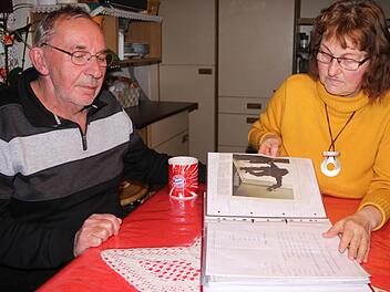 Franz und Anneliese Limpert haben den Einbruch in ihr Haus immer noch nicht ganz verkraftet. Einen Aktenordner füllt alles, was mit dem Einbruch zu tun hatte. Die beiden möchten die schrecklichen Gefühle gerne vergessen, können es aber nicht so leicht.  Fotos: Helmut Will