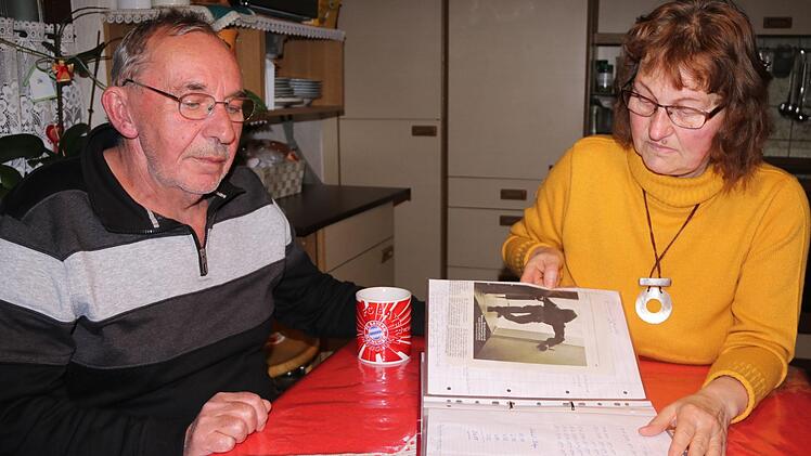 Franz und Anneliese Limpert haben den Einbruch in ihr Haus immer noch nicht ganz verkraftet. Einen Aktenordner füllt alles, was mit dem Einbruch zu tun hatte. Die beiden möchten die schrecklichen Gefühle gerne vergessen, können es aber nicht so leicht.  Fotos: Helmut Will