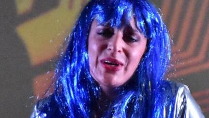 In verschiedenen Kostümen holte Corinna Ruba mit ihrer ausgebildeten Opernstimme den Gesang in neue Sphären.