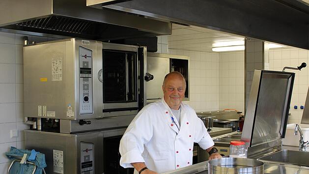 Chefkoch Rolf Werner sorgt im BRK-Pflegeheim "Am Weidengarten" daf&uuml;r, dass es den Bewohnern an nichts fehlt. Foto: BRK Lichtenfels
