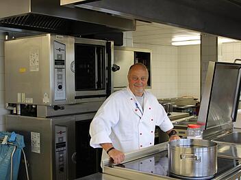 Chefkoch Rolf Werner sorgt im BRK-Pflegeheim "Am Weidengarten" dafür, dass es den Bewohnern an nichts fehlt. Foto: BRK Lichtenfels