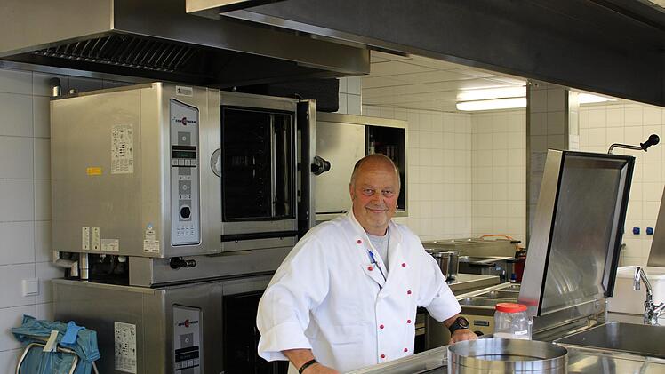 Chefkoch Rolf Werner sorgt im BRK-Pflegeheim "Am Weidengarten" dafür, dass es den Bewohnern an nichts fehlt. Foto: BRK Lichtenfels