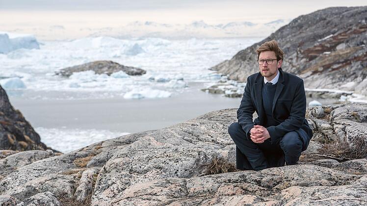 Mikkel Boe F&oslash;lsgaard spielt Asger Holm Kirkegaard, den neuen Assistenten von Birgitte Nyborg, der f&uuml;r sie in Gr&ouml;nland Verhandlungen f&uuml;hren soll.