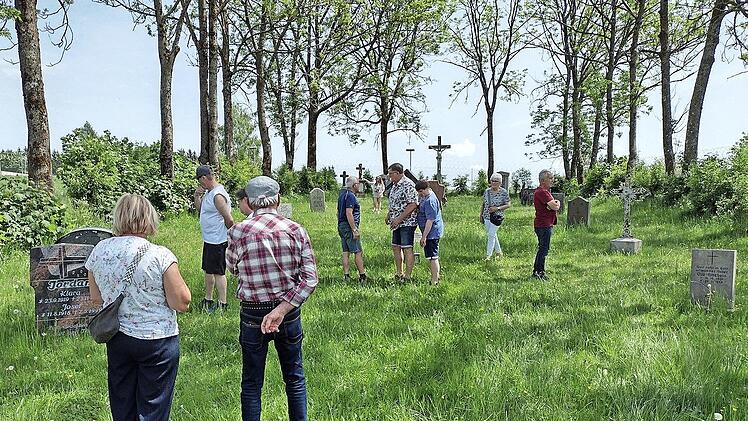 Besucher auf dem Friedhof Reu&szlig;endorf.
