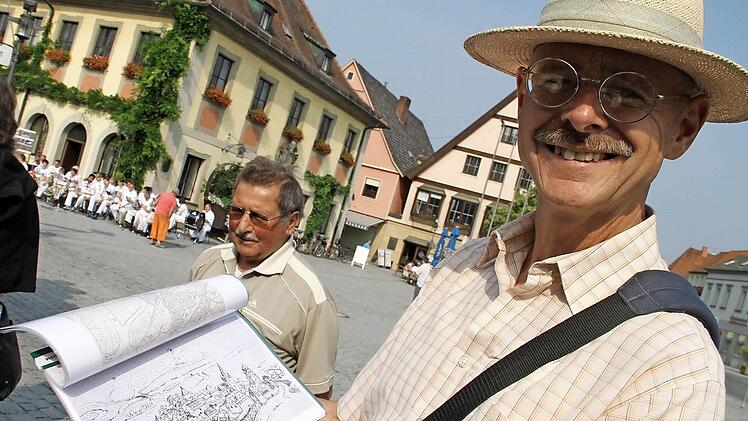 Im Verlauf seiner Führung zeigte Bernhard Christoph die Veränderungen des Stadtbildes durch den Bahnbau auf.