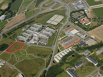 Die rot markierte Fläche zeigt den geplanten Standort für die erweiterten Räumlichkeiten der HUK-Coburg auf der Bertelsdorfer Höhe in modularer Bauweise. Dort sollen in der Willi-Hussong-Straße gegenüber dem bisherigen Gebäude der HUK-Coburg 230 Mitarbeiterinnen und Mitarbeiter Platz finden.