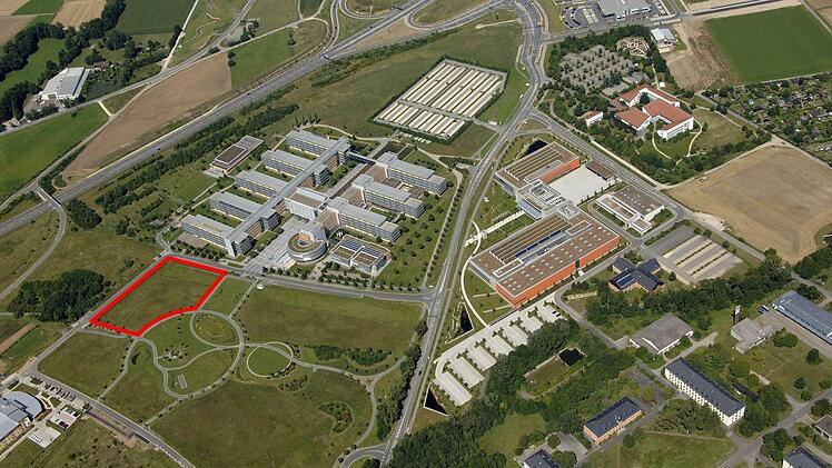 Die rot markierte Fläche zeigt den geplanten Standort für die erweiterten Räumlichkeiten der HUK-Coburg auf der Bertelsdorfer Höhe in modularer Bauweise. Dort sollen in der Willi-Hussong-Straße gegenüber dem bisherigen Gebäude der HUK-Coburg 230 Mitarbeiterinnen und Mitarbeiter Platz finden.