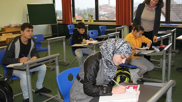 Vier syrische Kinder werden derzeit von Bettina van Plüren in der Stadtsteinacher Schule in deutscher Sprache unterrichtet - auf ehrenamtlicher Basis. Die Fortschritte, die die Kinder machen, sind immens. Fotos: Sonja Adam