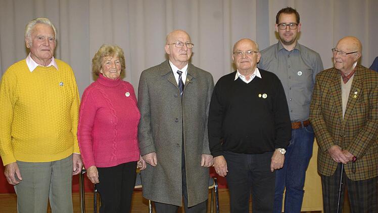 Günter und Margarete Bauer, Walter Kusche, Sebastian Kleinhenz (von links) gehören zu den langjährigen Mitgliedern. Günter Spath (rechts) nahm die Ehrung für 50-jährige Treue für seinen Sohn Harald entgegen. Foto: Winfried Ehling