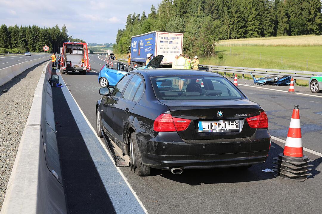 A9 im Kreis Bayreuth: Auto wird unter Lkw geschoben