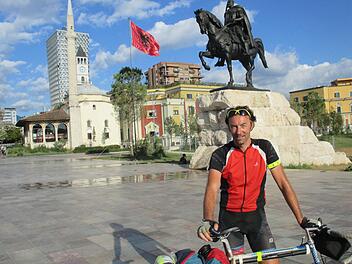 Wieder ein Meilenstein geschafft! Heinrich Bickel in der albanischen Hauptstadt Tirana auf dem Skanderbegplatz vor dem gleichnamigen Denkmal und der Moschee.privat