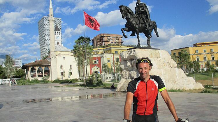 Wieder ein Meilenstein geschafft! Heinrich Bickel in der albanischen Hauptstadt Tirana auf dem Skanderbegplatz vor dem gleichnamigen Denkmal und der Moschee.privat
