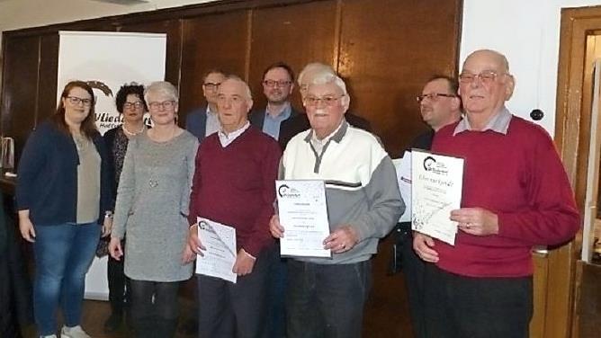 Im Bild von links Christina Loskarn, Birgid Zoeke, Hannelore Kohler, Peter Märkel, Friedel Schmidt, Gerald Fink, Georg Christa (verdeckt), Karl Lebede, Wolfram Brüggemann und Hans-Joachim Lebede  Foto: pr