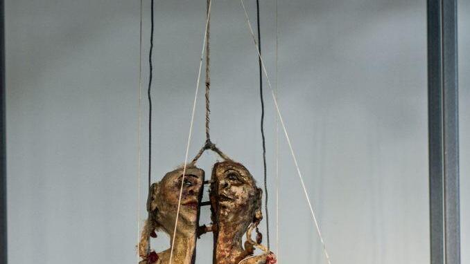 Impressionen aus der neuen Sonder-Präsentation "Lehm & Lehm Lassen" im Glasmuseum Rosenau: Marionettenfigur Zlata Geldspat (Steinzeug).Foto: Jochen Berger