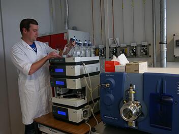 Christian Stader vom Fachbereich Analytik bedient sich des Massenspektrometers, um Inhaltsstoffe von Fleischprodukten zu analysieren. Wie das gemacht wird, können Besucher am Tag der offenen Tür im Max-Rubner-Institut erleben. Foto: Manuela Peukert/Max-Rubner-Institut