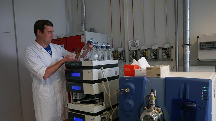 Christian Stader vom Fachbereich Analytik bedient sich des Massenspektrometers, um Inhaltsstoffe von Fleischprodukten zu analysieren. Wie das gemacht wird, können Besucher am Tag der offenen Tür im Max-Rubner-Institut erleben. Foto: Manuela Peukert/Max-Rubner-Institut