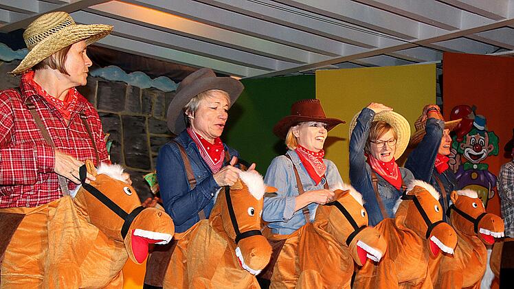 Die Mamas mit Steckenpferden und Cowboy-Hüten. Foto: Dieter Britz