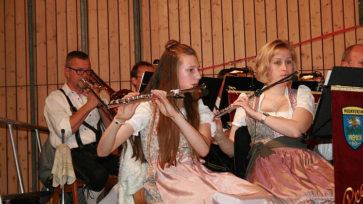 Junge und erfahrene Musiker gestalteten bei den Premicher Musikanten den böhmischen Abend.Gabriele Sell