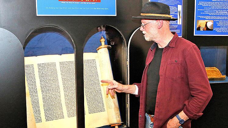 Klaus Bub ist auf die prächtige, 15 Meter lange Thora-Rolle im jüdischen Museum besonders stolz. Dieses Stück ist eine Dauerleihgabe aus dem Henneberg-Museum in Münnerstadt. Foto: Dieter Britz
