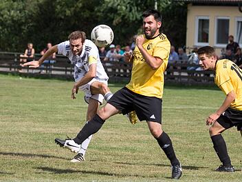 Haigs Bastian B&auml;r (wei&szlig;es Trikot) versucht sein Gl&uuml;ck mit einem Distanzschuss.  Fotos: Heinrich Wei&szlig;